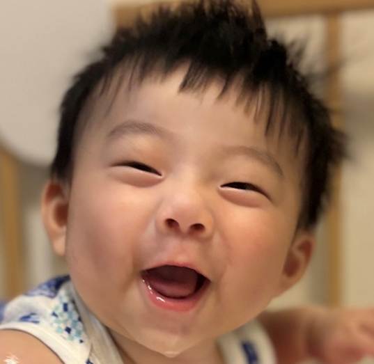 口を開けている赤ちゃん

自動的に生成された説明