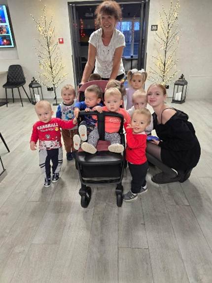 6人、子供、ブロンドヘア、スクーター、病院の画像のようです